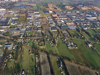 843844 Luchtfoto van de Spoorlaan met de spoorlijn Rhenen-Veenendaal, met daarboven het industrieterrein Nijverkamp en ...